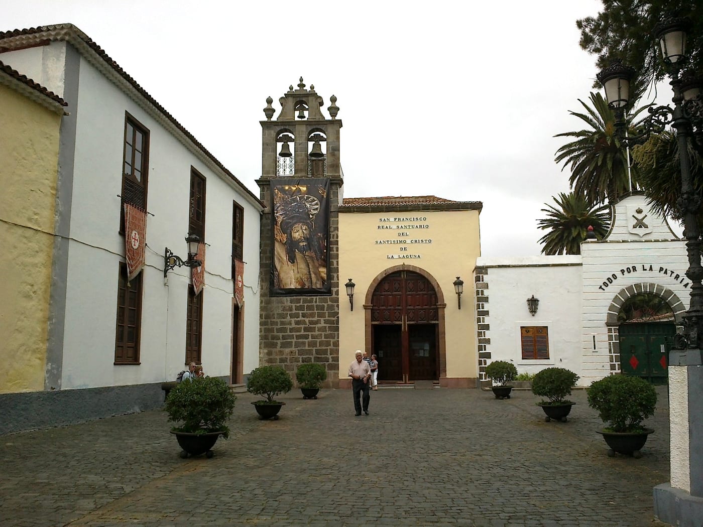 Vista de la plaza con la espadaña y la fachada del Real Santuario del Santísimo Cristo de La Laguna