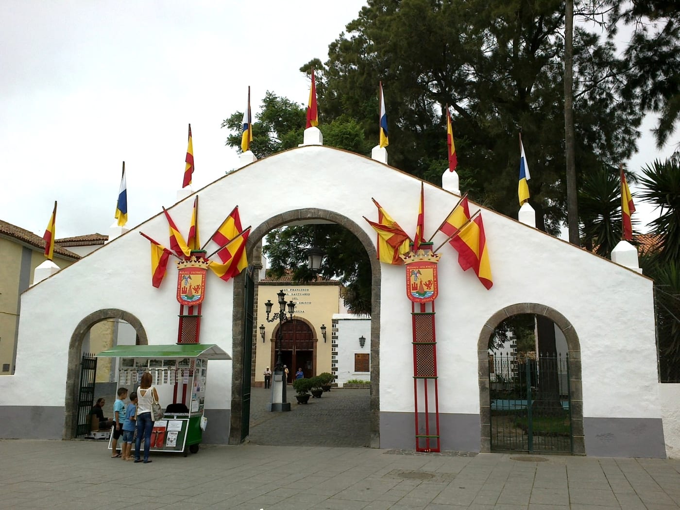 Pórtico de arcos engalanado con banderas a la entrada de la Plaza del Cristo