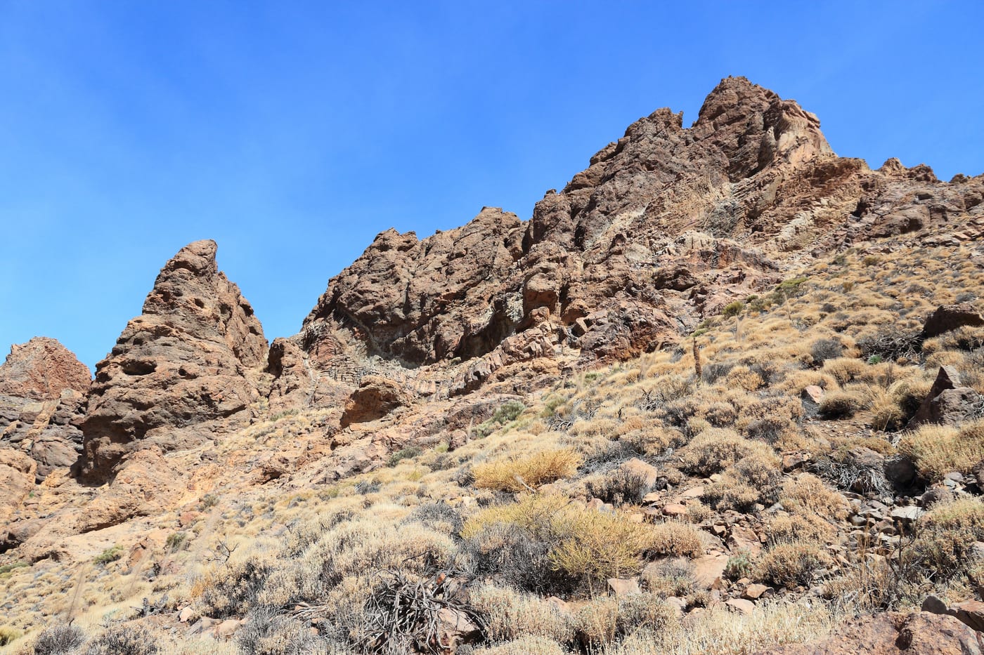 Sendero de los Roques de García entre formaciones volcánicas en el Parque Nacional del Teide