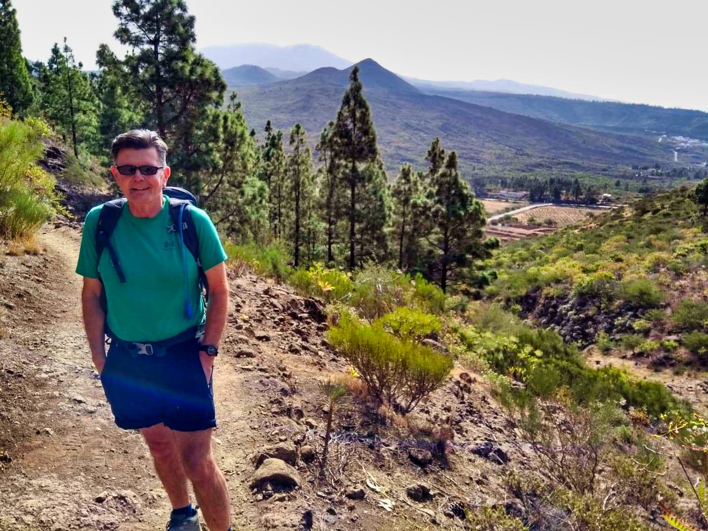 Caminantes en la ruta de cresta hacia Masca, en el macizo de Teno