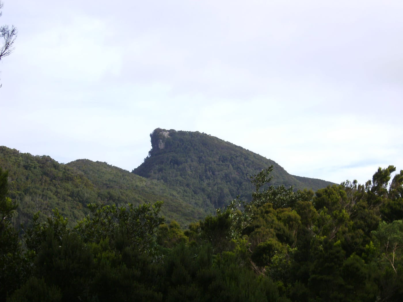 El roque del Chinobre, una de las cumbres mas altas del macizo de Anaga, cerca de Chamorga (Tenerife).