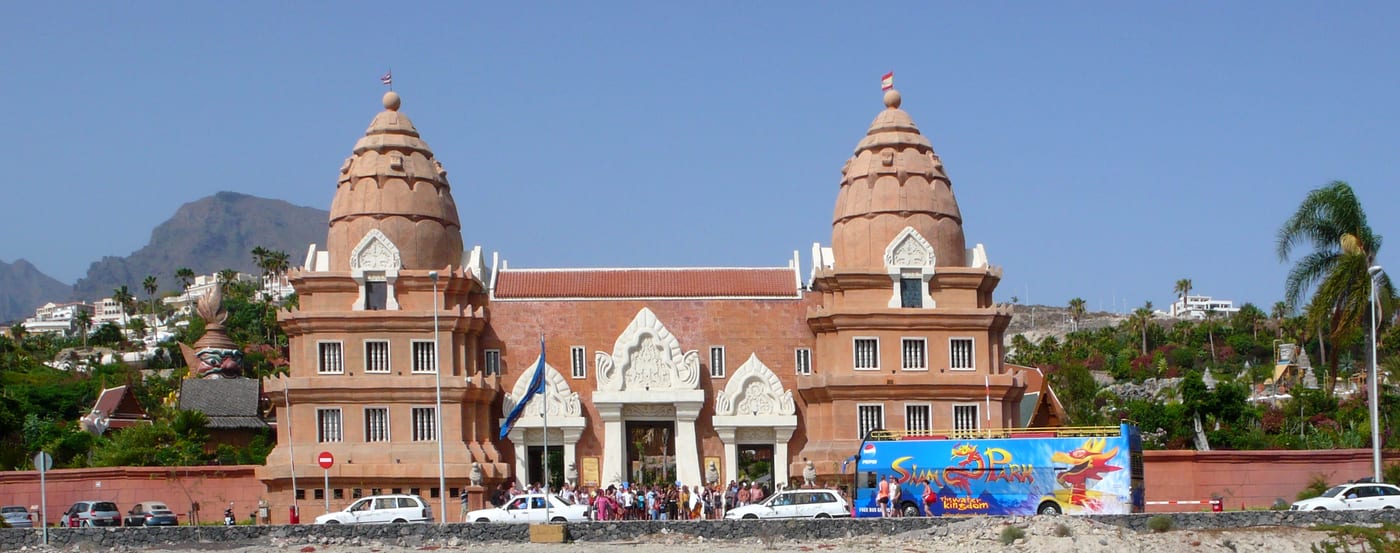 Entrada principal de estilo tailandés del Siam Park, parque acuático temático en Costa Adeje, Tenerife.
