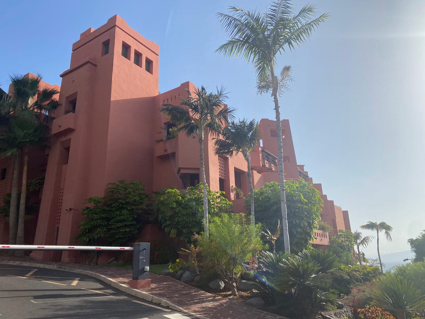 Exterior del resort The Ritz-Carlton Abama, con su arquitectura color terracota, en Guía de Isora, Tenerife.