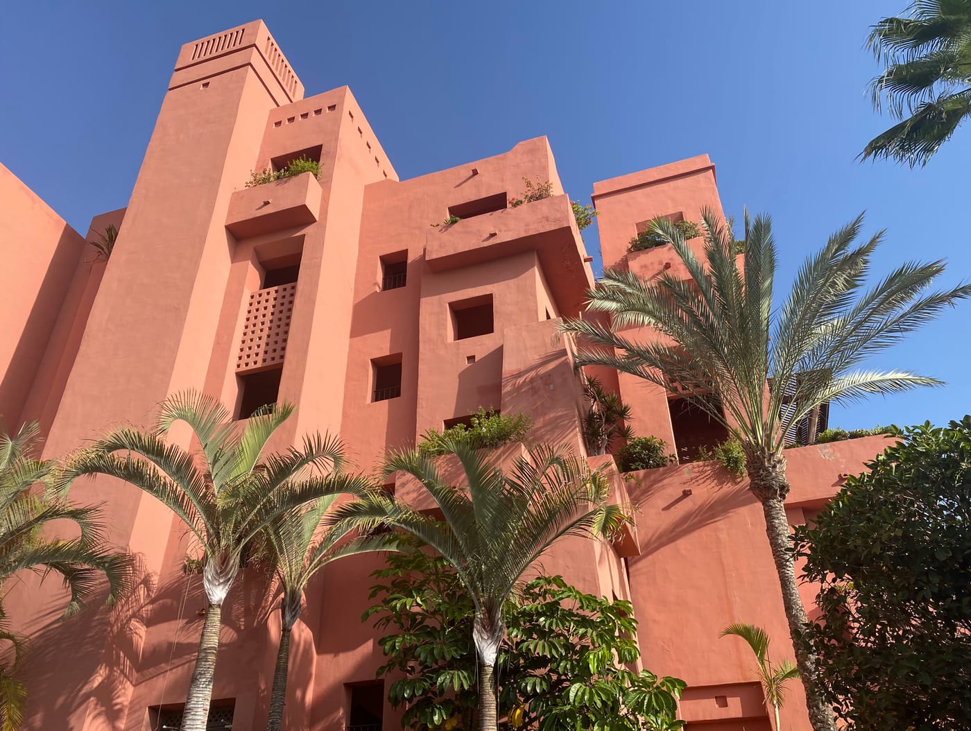 Fachada del The Ritz-Carlton Abama rodeada de palmeras, en Guía de Isora, Tenerife.