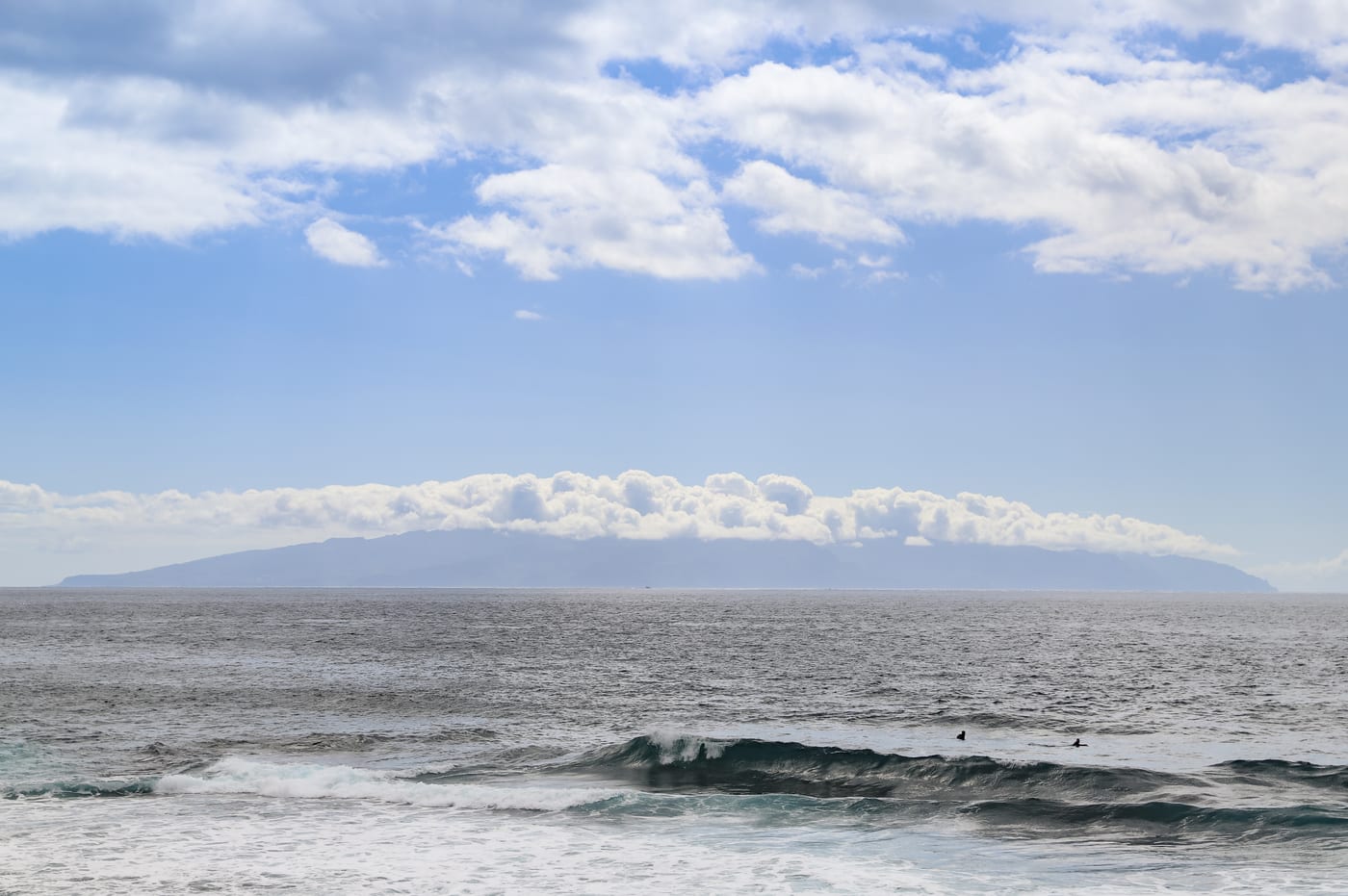 Vista aérea de un spot de surf en la costa suroeste de Tenerife, con La Gomera al fondo.