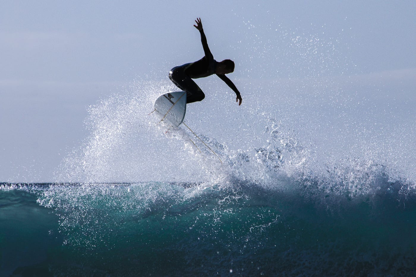 Olas rompiendo en la costa de Tenerife, ideales para el surf en las Islas Canarias.