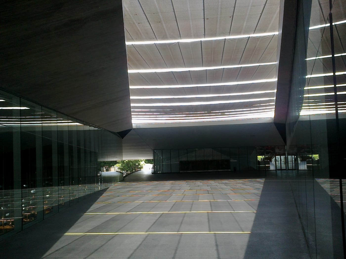 Vestíbulo interior del TEA Tenerife Espacio de las Artes.