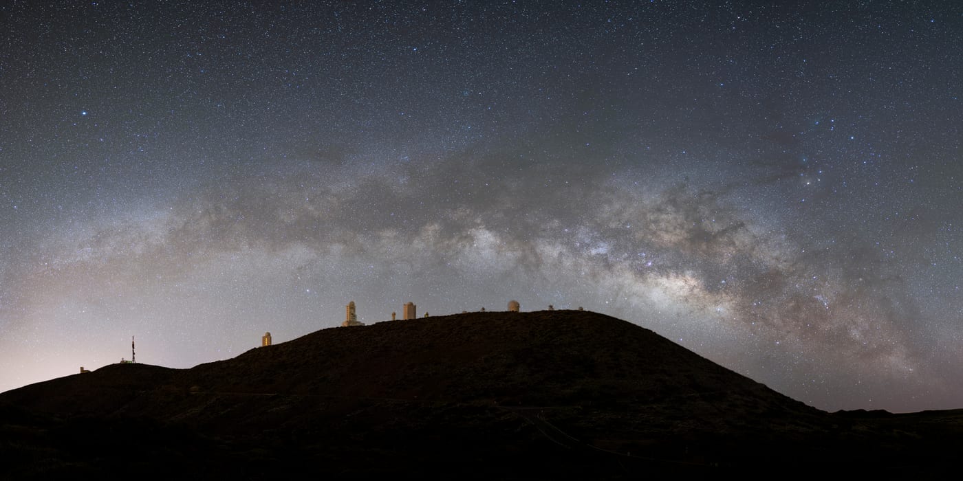 El Observatorio del Teide bajo el cielo estrellado de noche, Parque Nacional del Teide, Tenerife.