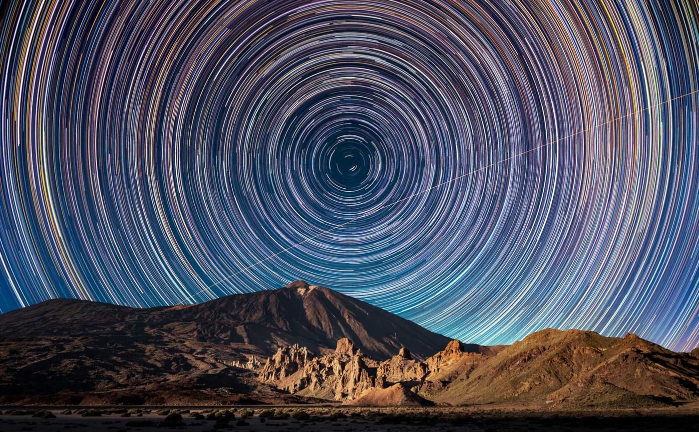 Cielo estrellado con trazas circumpolares sobre el volcán Teide, Tenerife