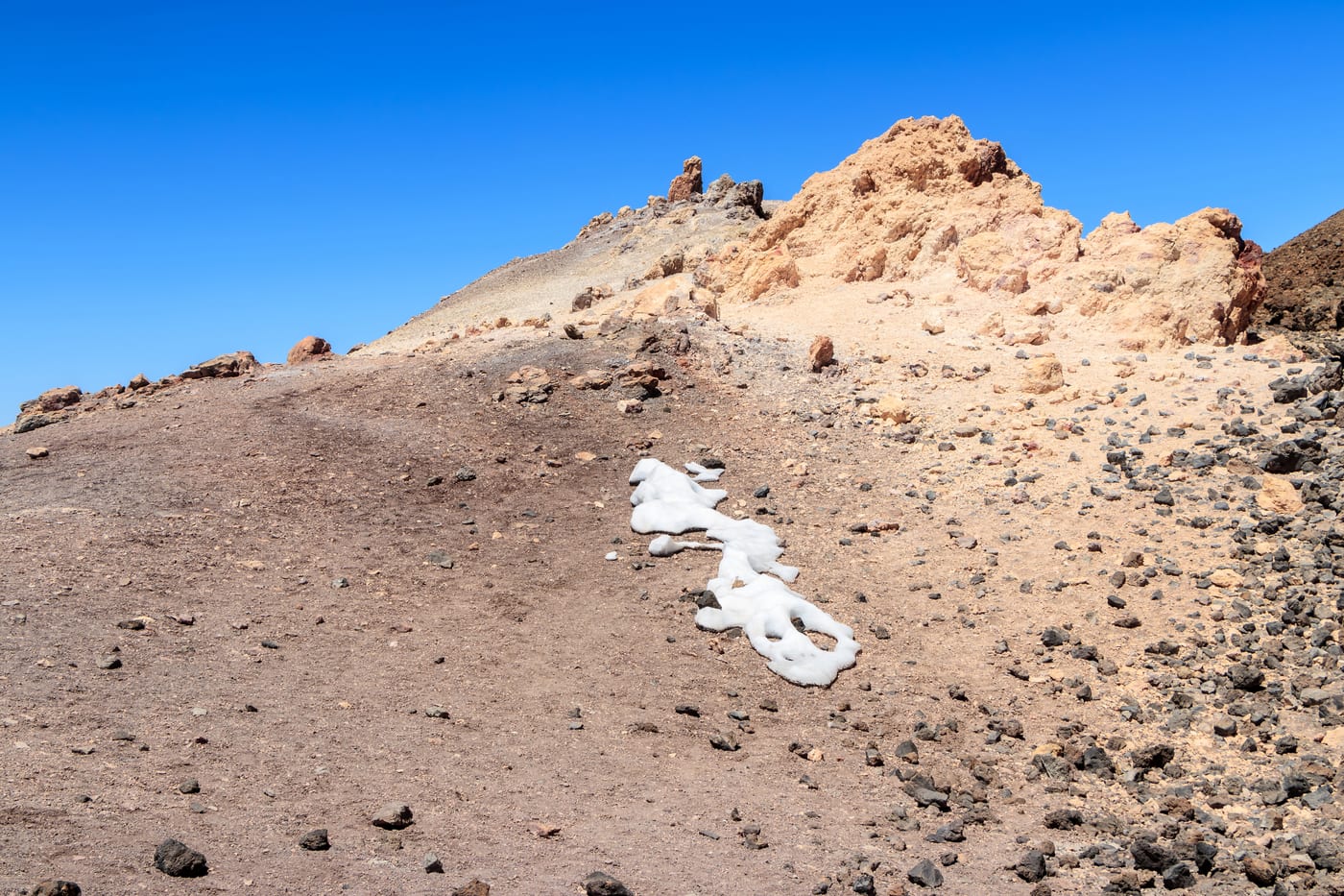 El pico del Teide nevado, la cumbre más alta de España, en el Parque Nacional del Teide.