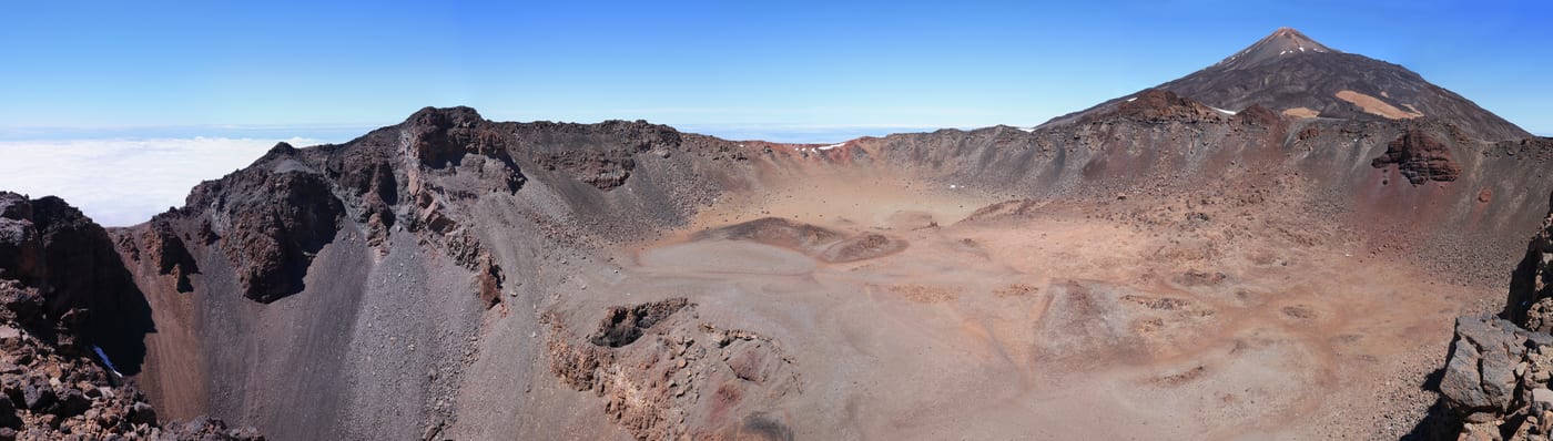 El cráter de Pico Viejo con la cumbre del Teide al fondo, Tenerife.
