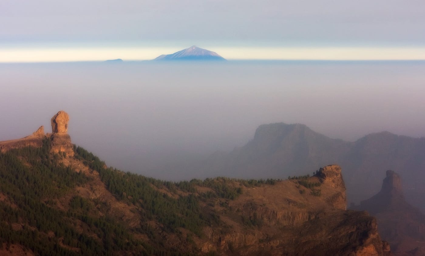 El Teide emergiendo sobre el mar de nubes al amanecer.