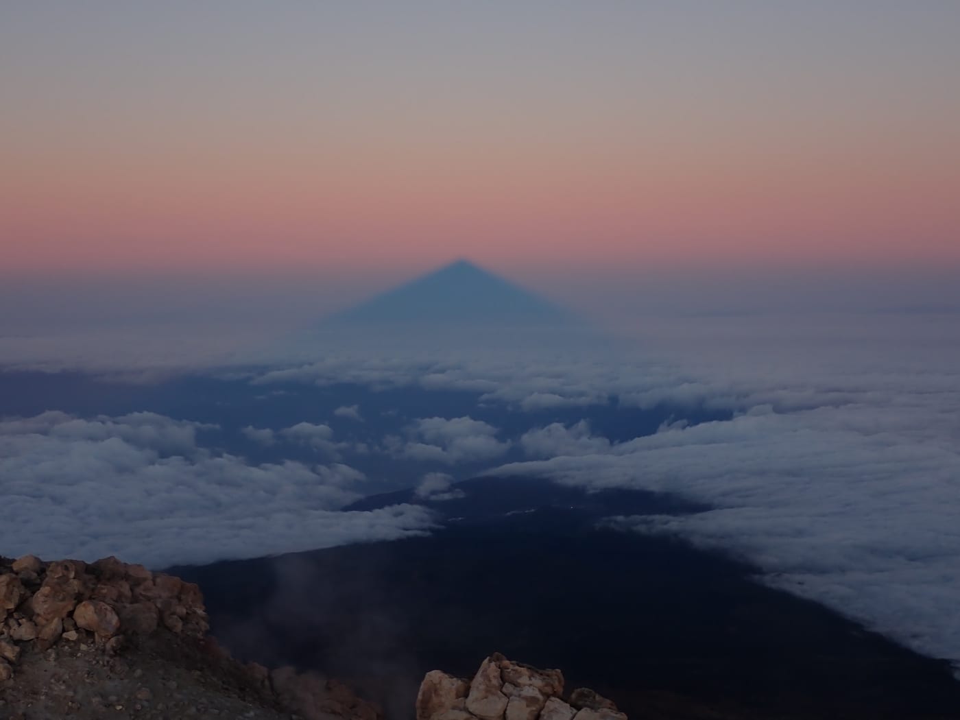 La sombra triangular del Teide proyectada sobre el horizonte al amanecer.