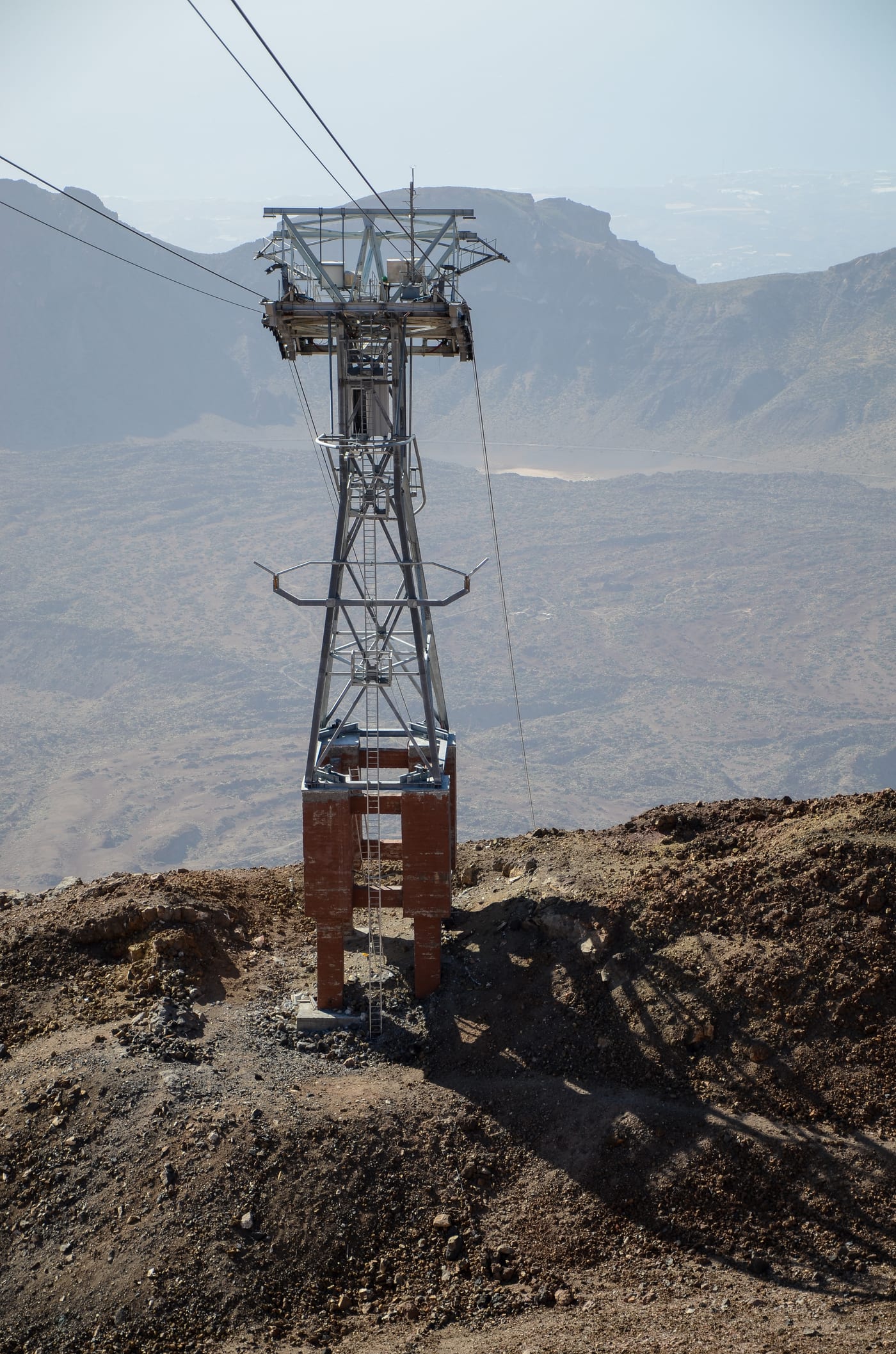 Cabina del Teleférico del Teide con vistas, fotografiada desde la estación superior, Tenerife.