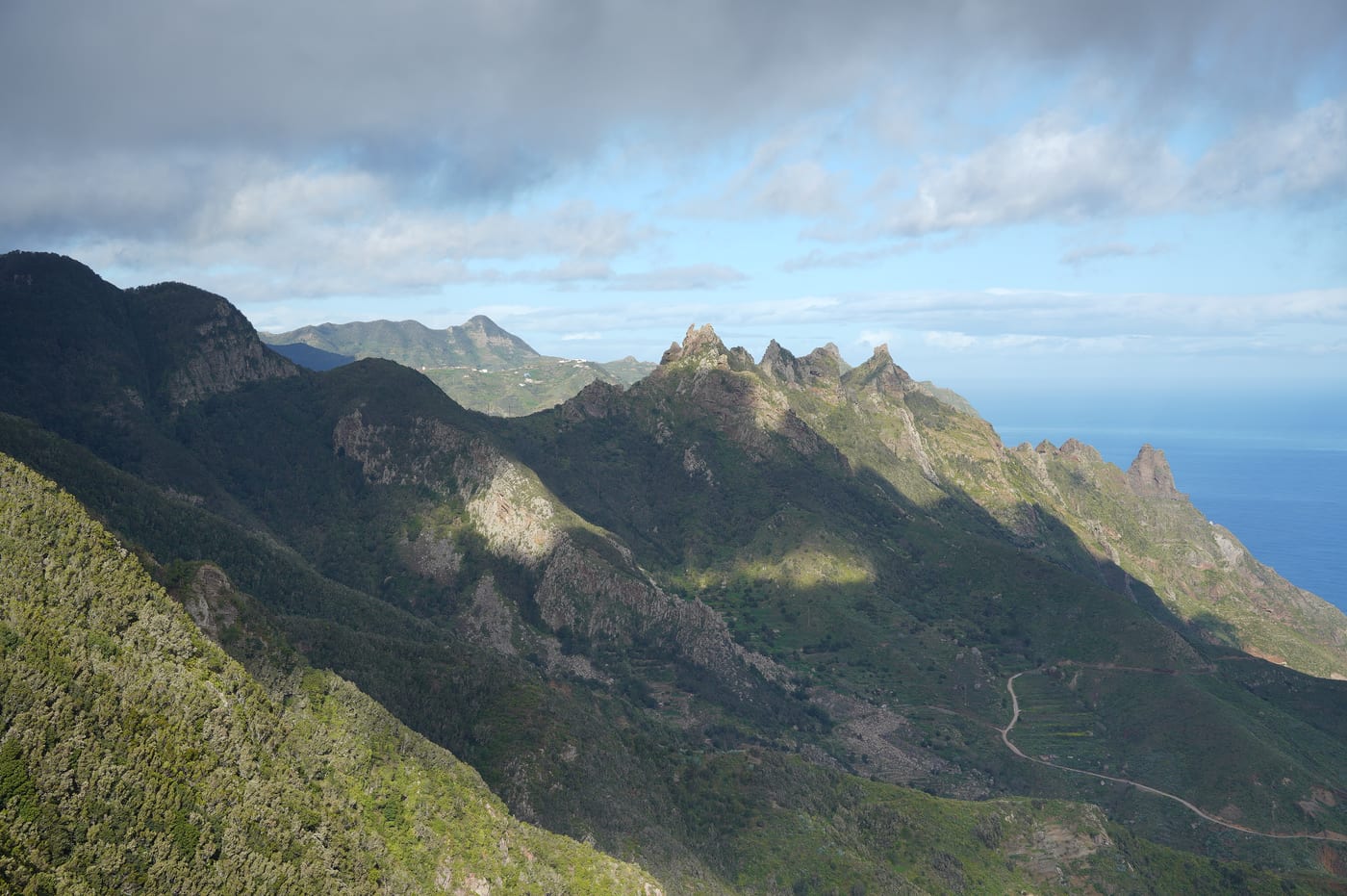 Las crestas verdes de la Sierra de Anaga, Tenerife, un paisaje sereno para la introspeccion.
