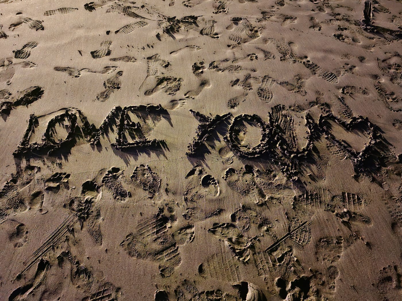 Playa de las Américas de noche con la inscripción LOVE YOU en la arena, Tenerife