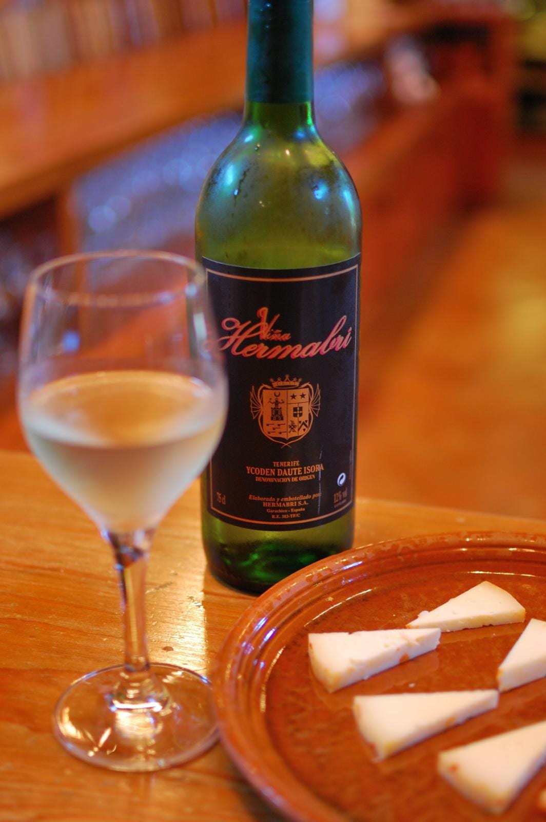Degustación de vinos de Tenerife de la DO Ycoden-Daute-Isora, acompañados de quesos locales.