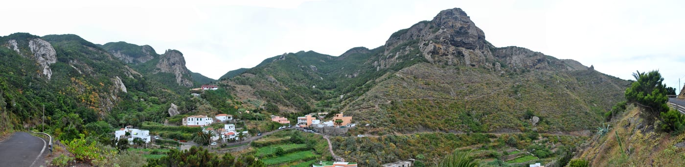 Panorámica del caserío de Chamorga rodeado por las escarpadas montañas de Anaga.