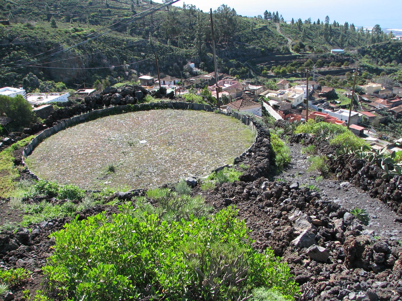 Camino del Pasito Hermoso and a threshing floor (era) in Chirche, Guía de Isora.