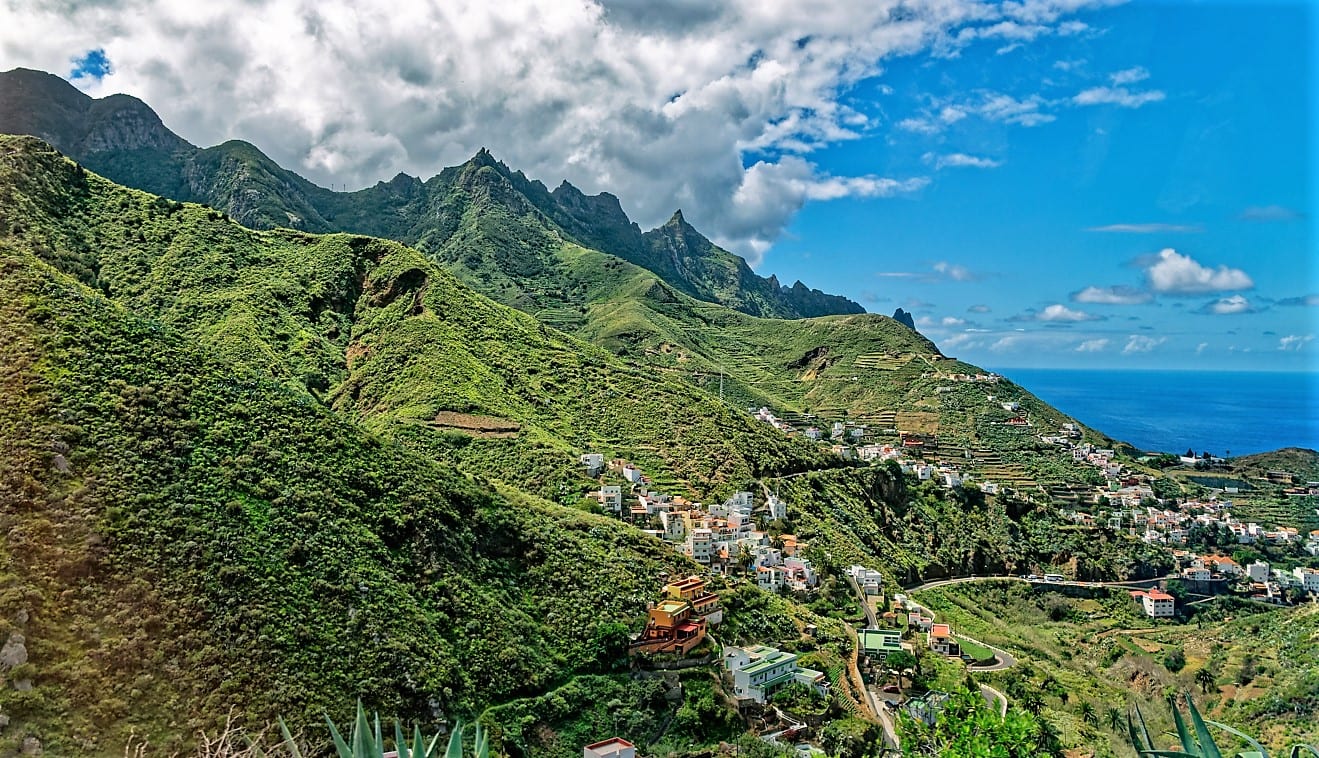 El pueblo de Taganana entre las montañas del macizo de Anaga, costa norte de Tenerife.
