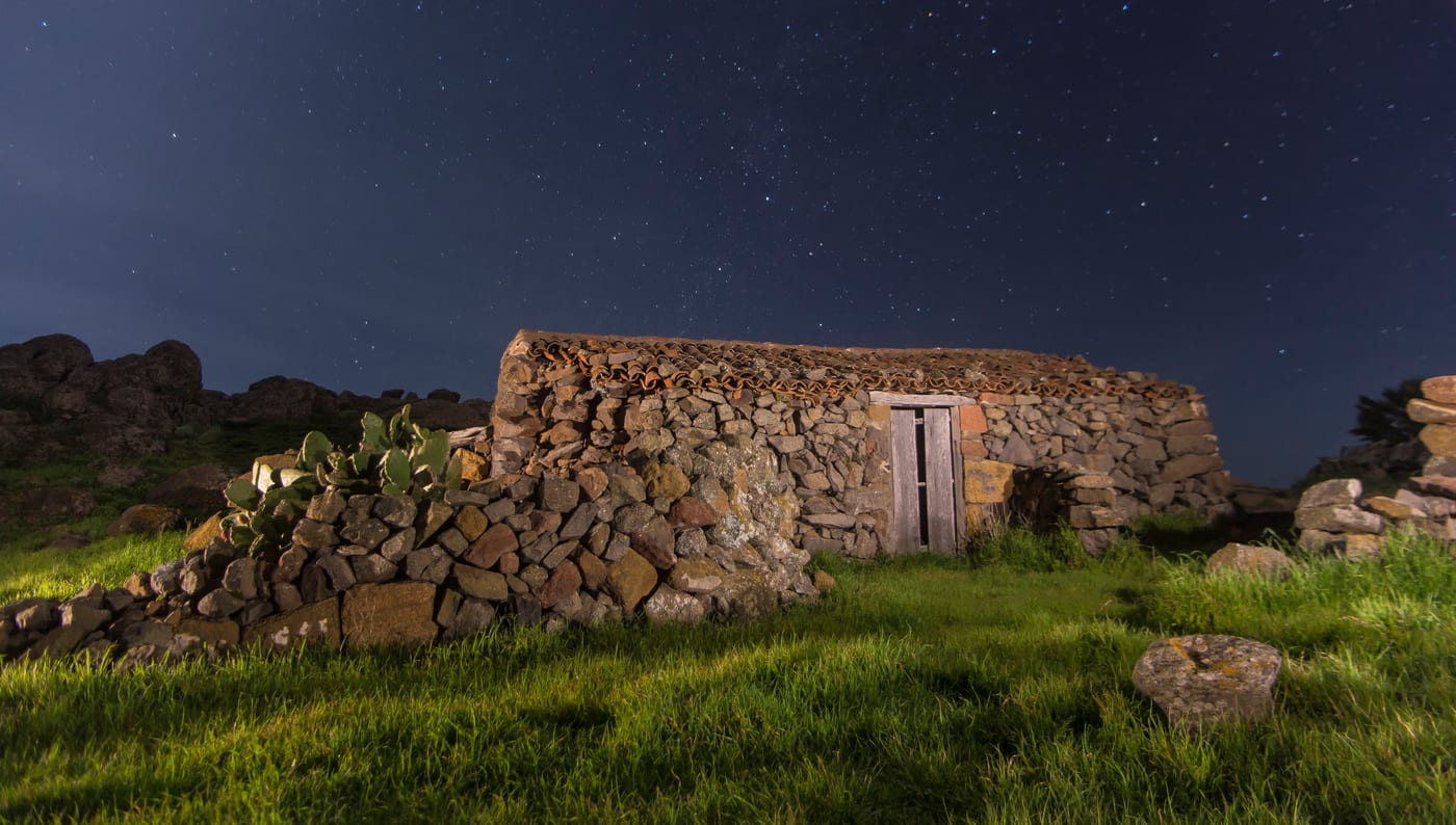 Caserío de Teno Alto disperso por la meseta, con terrenos de siembra y corrales para el ganado.