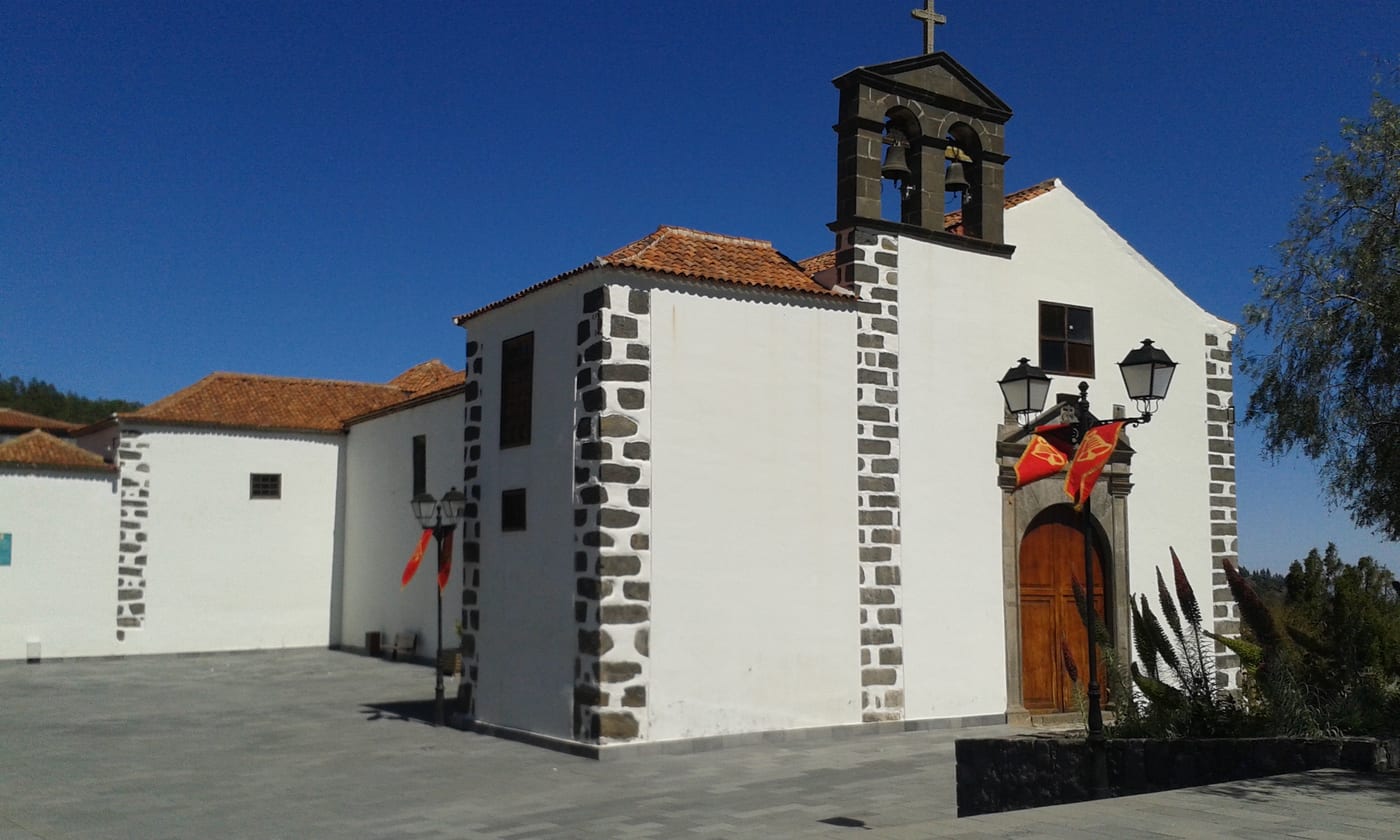 Fachada de la iglesia de San Pedro Apóstol, en el centro histórico de Vilaflor.