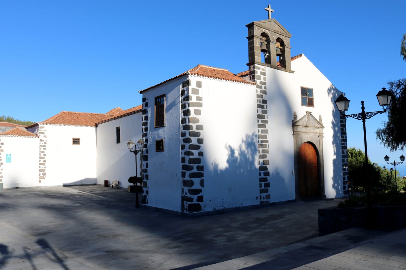 Exterior de la iglesia de San Pedro Apóstol de Vilaflor, lados oeste y norte.
